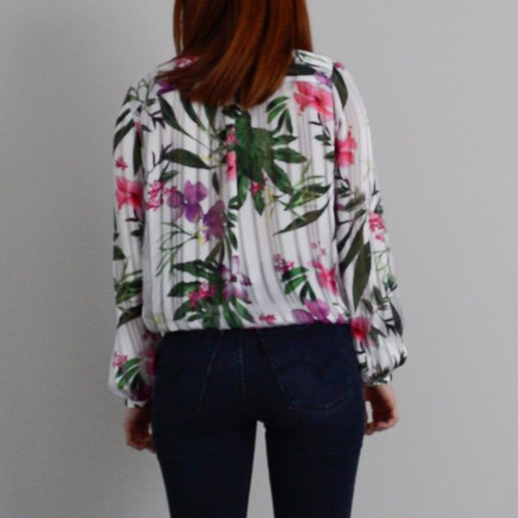 ❣️ SOLD | GUESS White Floral Blouse - Picture 3 of 3